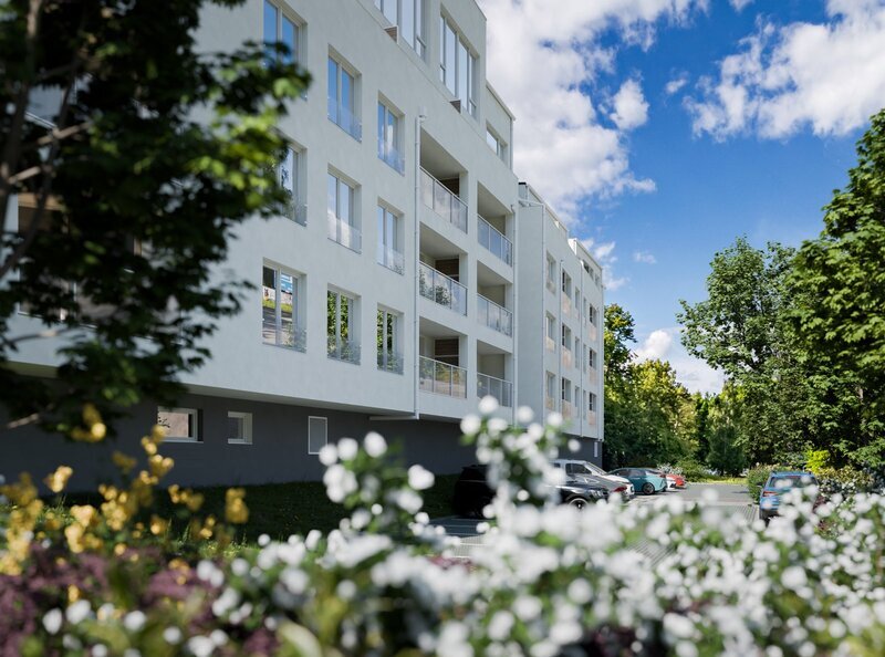 BYT 1.02 - dispozice 2+kk + šatna, 79 m2, balkon směrem ke Stromovce